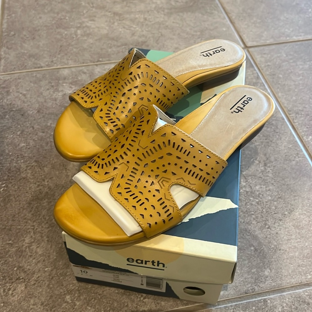 New in Box Earth Mykonos Torlos Slide Sandal in Ocra